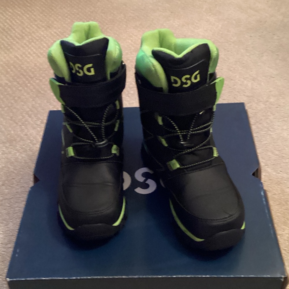DSG Kids Boots Black and Neon Green 📦